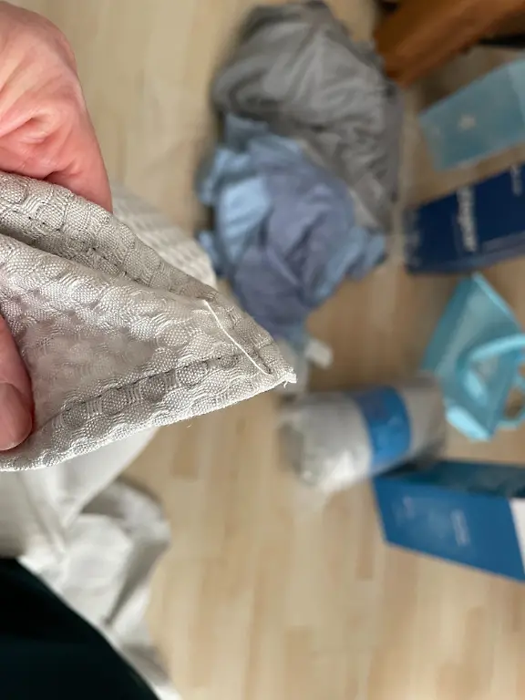 Test selbstkühlende Decken Ella zieht Fäden.jpg